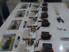 Kits que são disponibilizados para os alunos de eletrônica