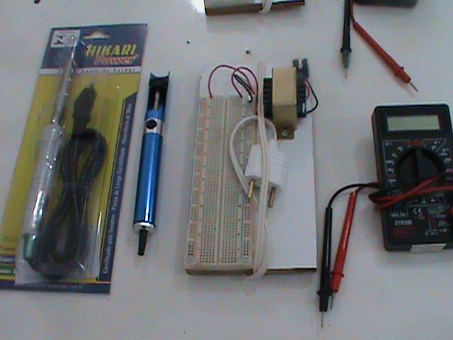 Material de Prática contendo Ferro de Solda, Multímetro Digital, Laboratório Protoboard completo, Sugador de Solda.